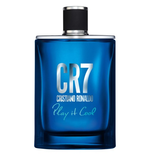 Eine blaue Parfümflasche mit schwarzem Verschluss, beschriftet 'CR7 Cristiano Ronaldo Play It Cool.'