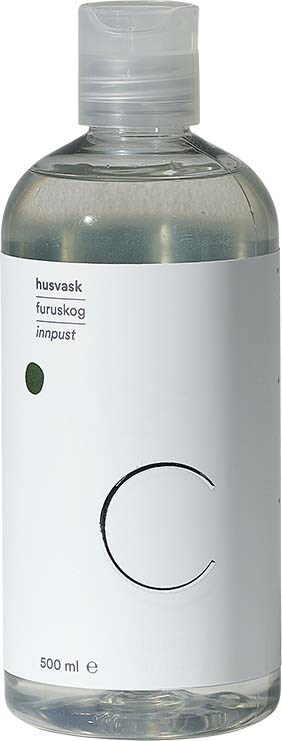 En genomskinlig plastflaska med en vit etikett som visar ord på finska och en svart kurvad linje.