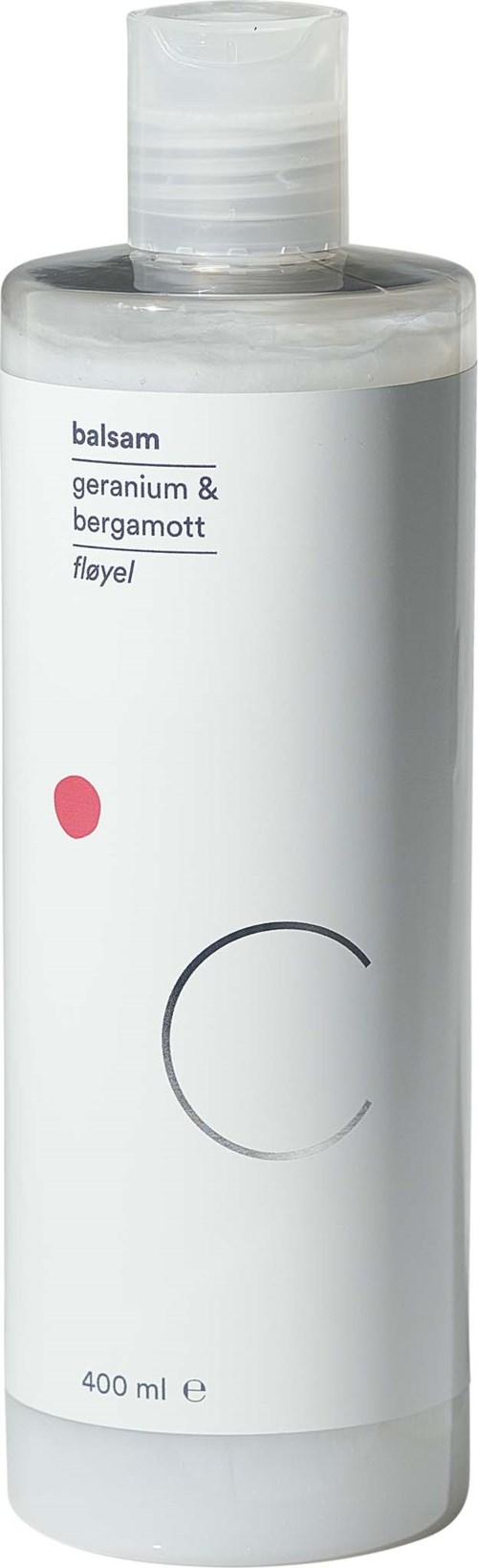 En vit flaska med text som anger att det är en balm med geranium och bergamot, rymmer 400 ml, med enkel design.