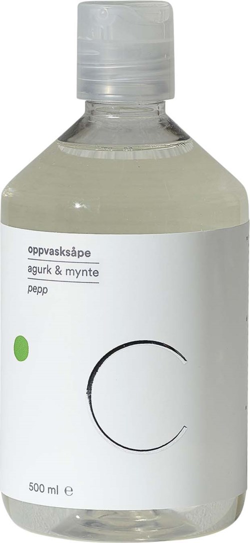 En tydlig flaska med vit etikett och grå kork, innehåller en vätska. Etiketten nämner tvål med gurka och mynta.