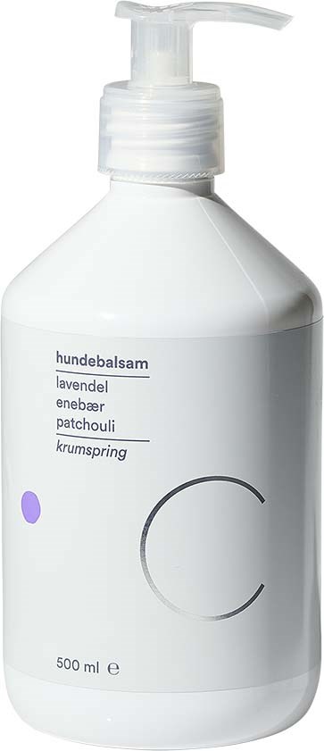 En vit flaska med pump, märkt på danska som hundsalva med kamomilldoft, innehåller 500 ml produkt.