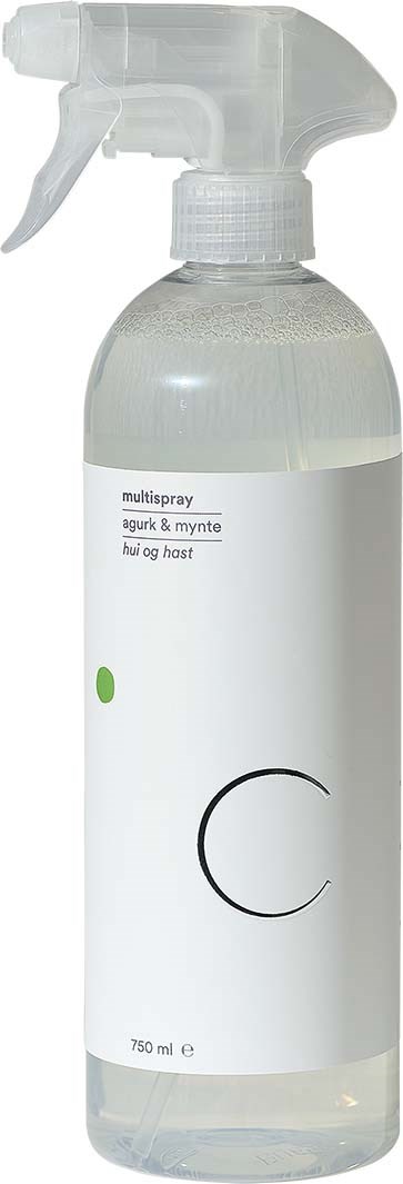 A sprayflaska med vit etikett och spraymunstycke, innehåller en rengöringslösning med trollhassel och mint.