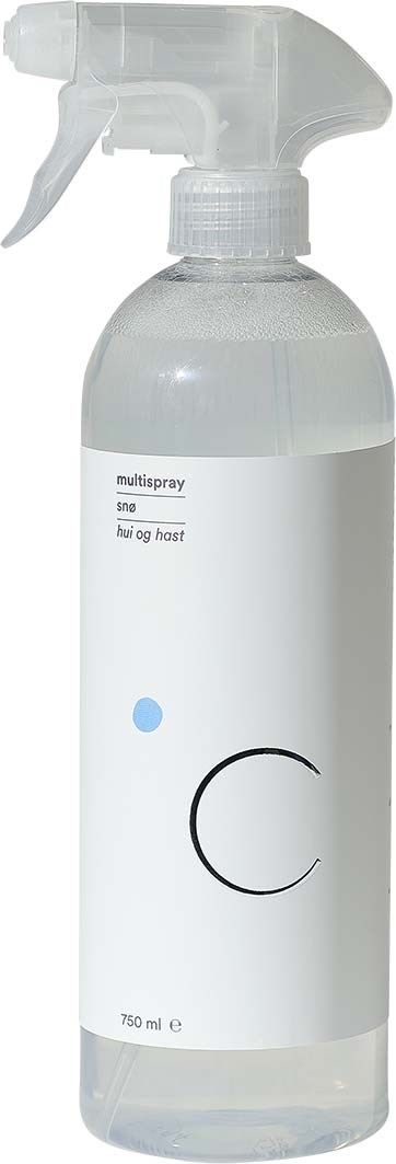 En genomskinlig sprayflaska med vit etikett och plastsprayhuvud.