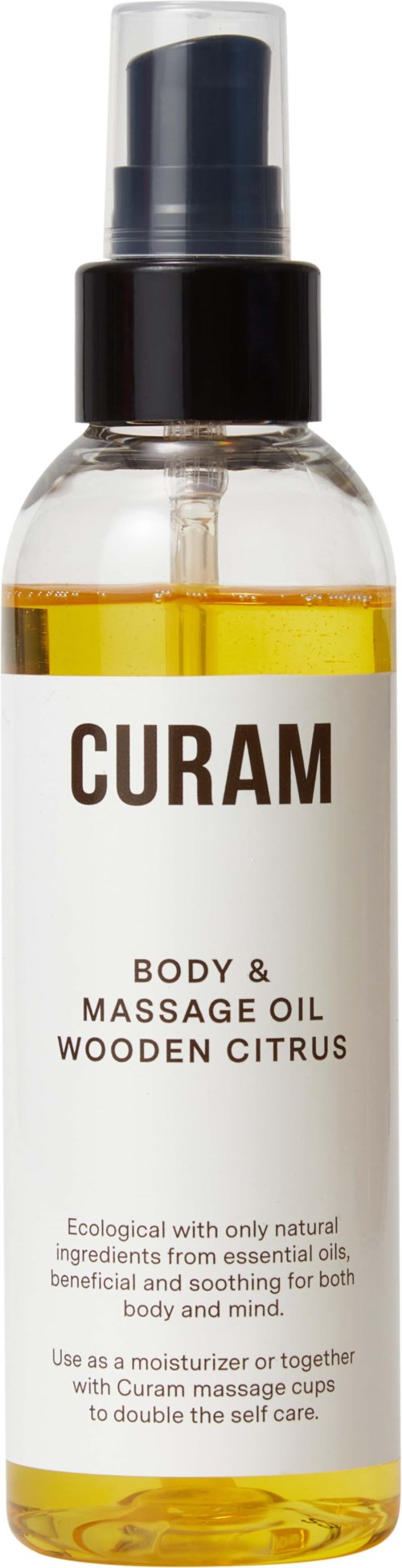 Eine klare Sprühflasche mit dem Label 'CURAM' enthält Holz-Zitrus-Körper- und Massageöl. Betont natürliche Inhaltsstoffe und Umweltfreundlichkeit.