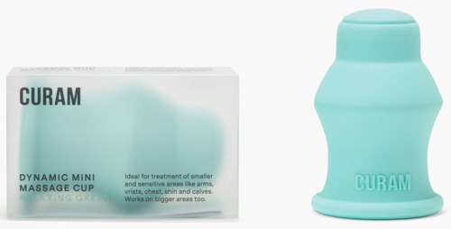 Eine kleine blaue Massagekugel und ihre Verpackung, für Hauttherapie, mit einfachem Text und einfachem Hintergrund.