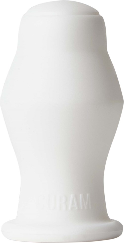 Eine hohe, weiße, keramische Vase mit schmalem Hals, breiter Basis, glatte Oberfläche und dem Wort 'URAM' eingraviert.