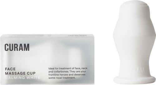 Eine weiße Box mit der Aufschrift 'CURAM' und Text über Gesichtsmassagekappen sowie eine weiße Massagepistole daneben.