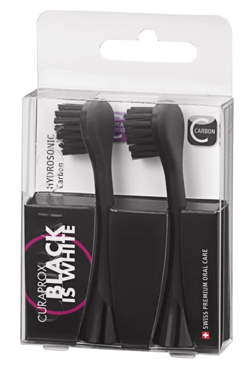 Zwei schwarze Mundbürstenköpfe mit Borsten in einer transparenten Plastikbox. Die Box hat ein schwarzes Label mit weißen und pinken Texten.