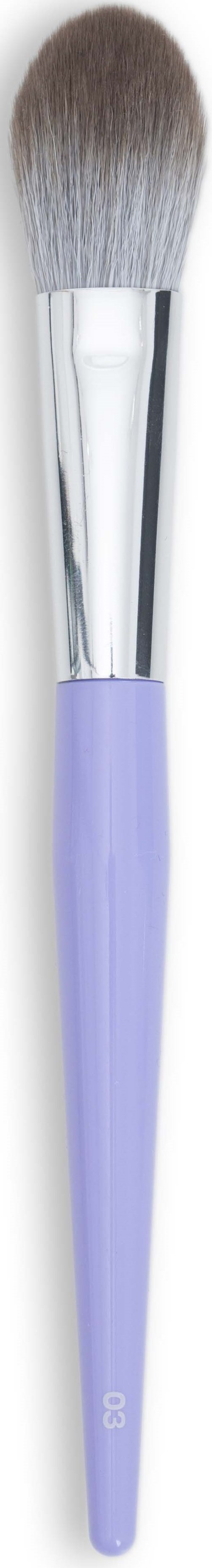 Een make-up kwast met een paarse handgreep en zachte haren.
