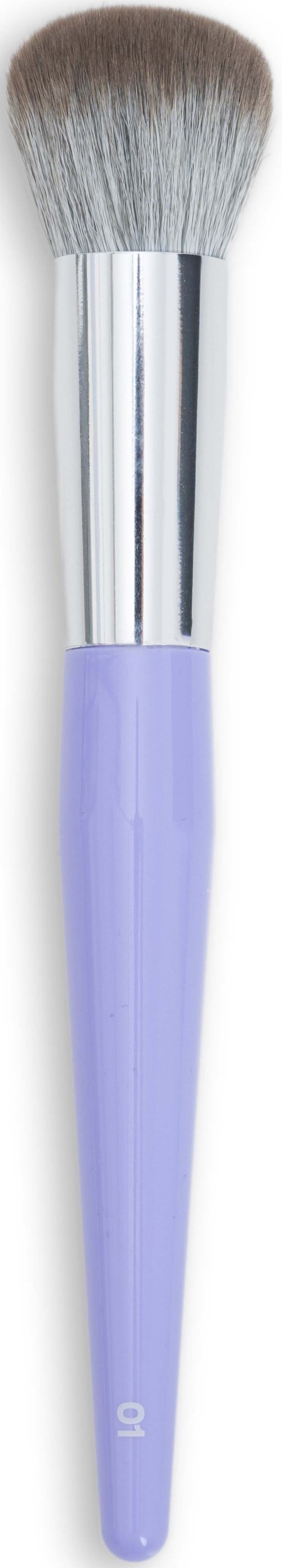 Make-up kwast met zilveren ferrule en paarse handgreep, haar is fluffy en rond.