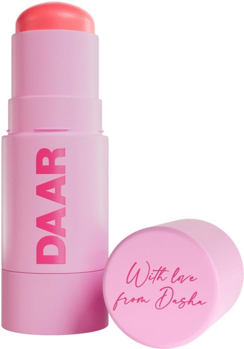 Een roze lippenbalsem met dop, gemerkt "DAR" en een bericht "With Love from Dasha".