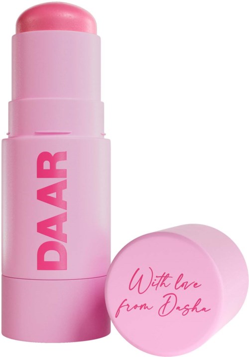 Een roze lippenstiftverpakking met de tekst "With love from Dasha" op de dop.