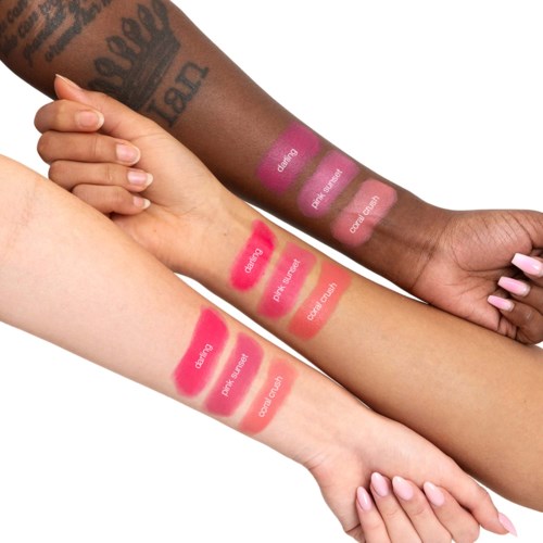 Drie armen met roze en paarse kleurenstalen gelabeld 'acardo', 'Pink Serum' en 'Cocob Cream'.