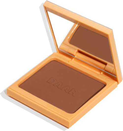 Bruine poeder make-up in een oranje compact met spiegel in de deksel.