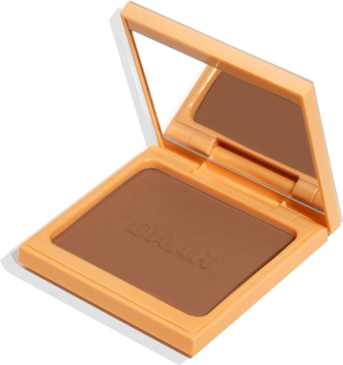 Bruine poeder in een oranje compact met spiegel in de deksel.
