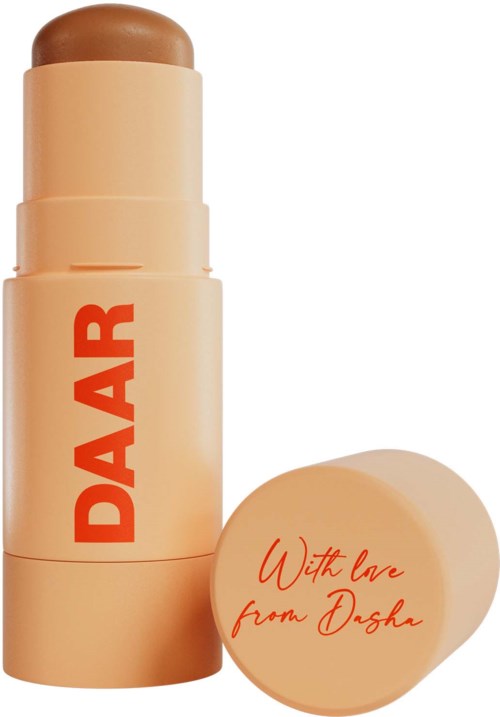 Beige lippenbalsem met rode letters 'DAR' en de dop zegt 'With love from Dasha'.