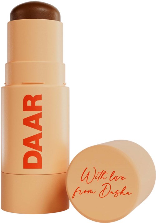 Een beige cilindervormige lippenstift met rode tekst "DAR" en een roomkleurige dop met tekst.