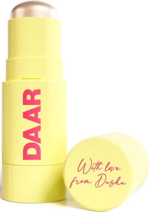 Een gele lippenbalsem met 'DAR' in roze en een ronde container met 'With love from Dosha' geschreven.