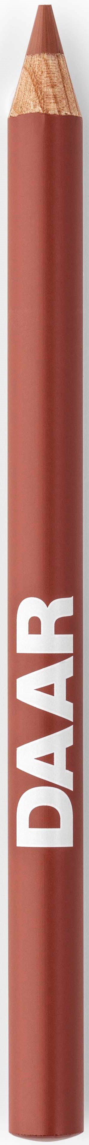 Een bruin lippenpotlood met het woord DAAR in het wit.