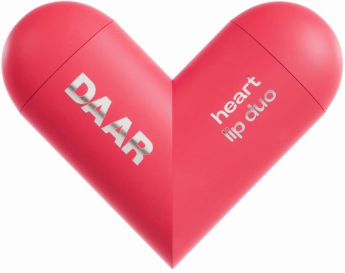 Een roze hartvormig object met witte tekst die "DAAP" aan de ene kant en "heart lip duo" aan de andere zegt.