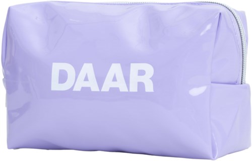 Een lichtpaarse tas met ritssluiting en de tekst "DAAR" in wit. Het lijkt een toilettas of make-up tas.