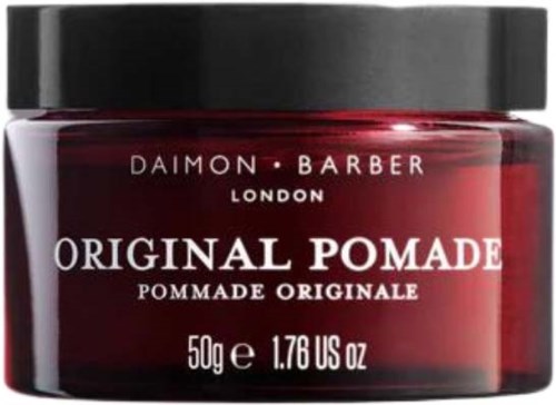 Ein roter Behälter mit Original Pomade, schwarzer Deckel, 'Daimon Barber London' genannt, 50g, für Haarstyling.