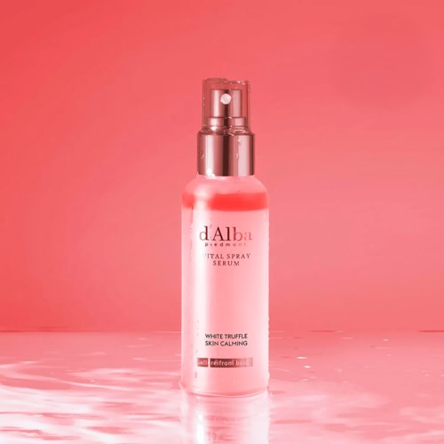 Rosa Flasche mit Sprühkopf, beschriftet d'Alba, vor pinkem Hintergrund, scheint ein Hautpflegeprodukt zu sein.