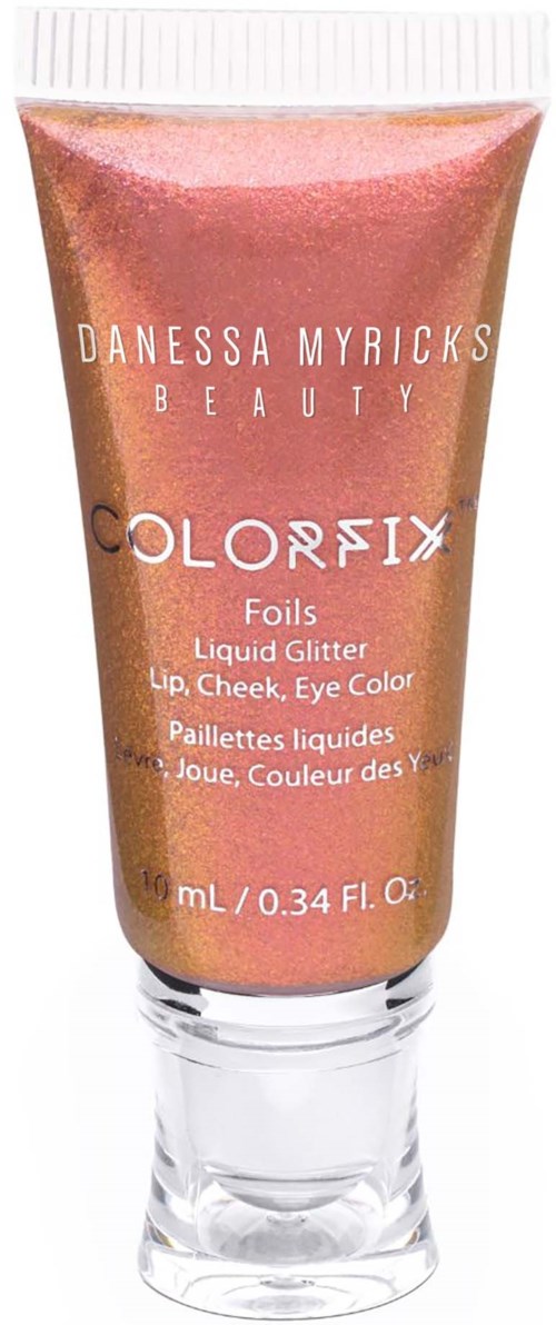 Een tube vloeibare glitter voor lippen, wangen en oogkleur, gemarkeerd Danessa Myricks Beauty Colorfix Foils.