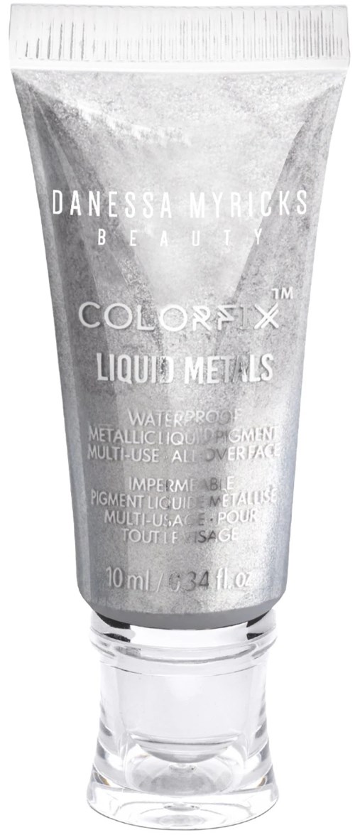 Een zilverkleurige tube met vloeibare metalen make-up van Danessa Myricks Beauty. Bevat 10 ml.