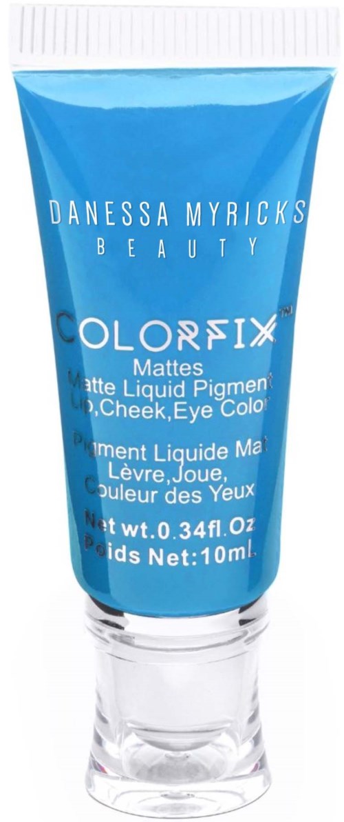 Blå tub med Danessa Myricks Beauty ColorFix matt flytande pigment för läppar, kinder och ögon. 10 ml netto.