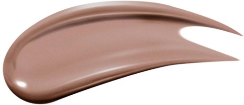 Een beige make-upproduct aangebracht met een kwast, ziet er romig en glad uit.
