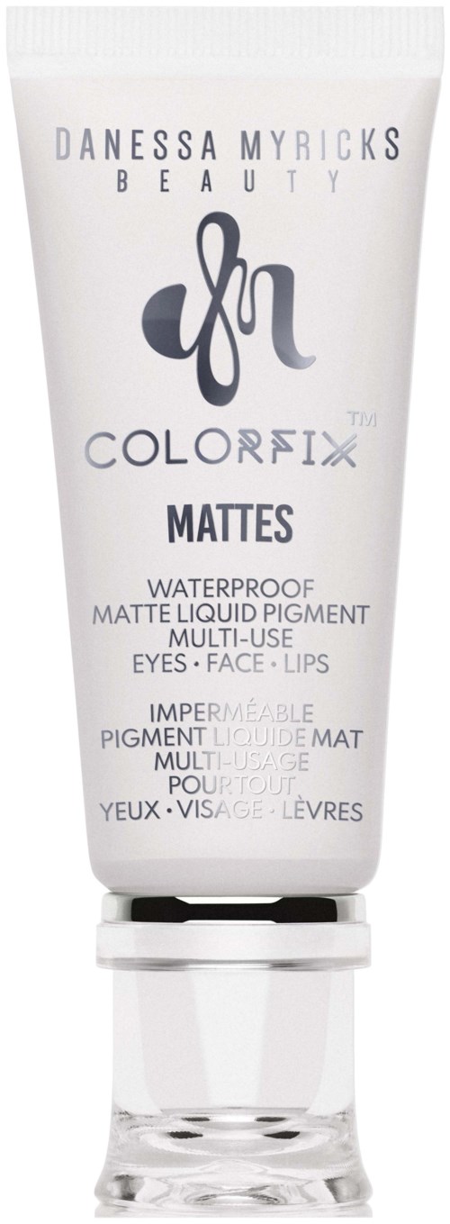 Een witte tube toont 'Danessa Myricks Beauty' en noemt waterdichte, matte pigmenten voor gezicht en lippen.