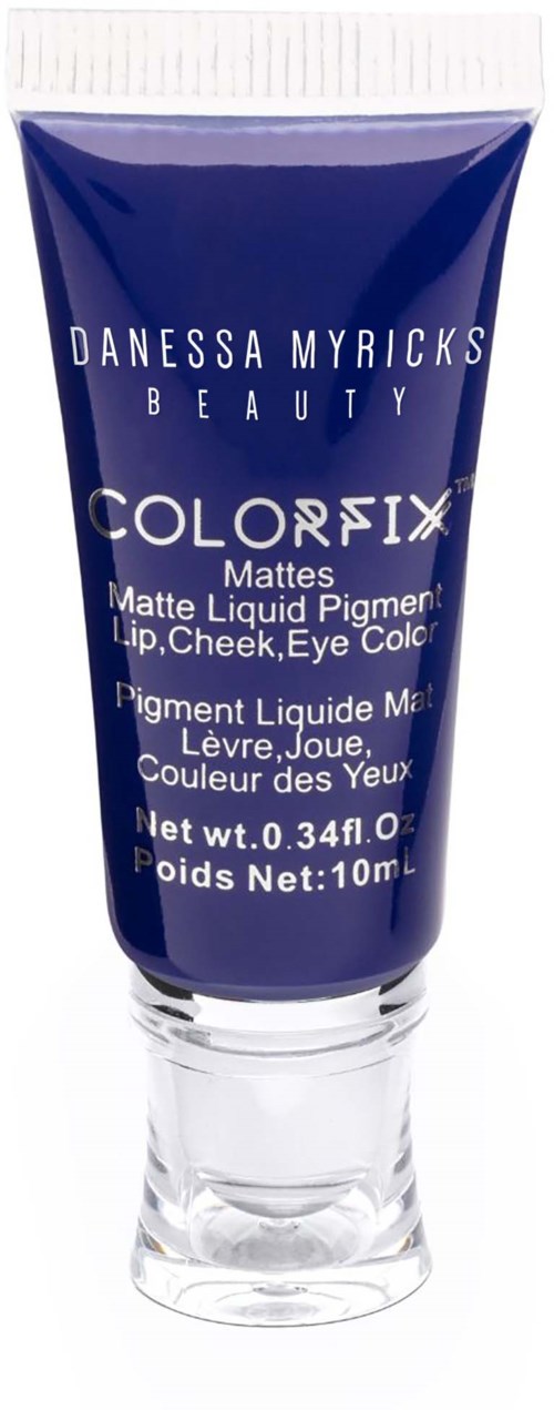 Blauwe tube met label 'Danessa Myricks Beauty', bevat matte vloeibare pigment voor lippen, wangen en ogen, 10 ml.
