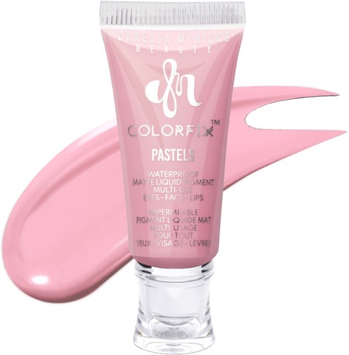 Roze tube met make-up crème, label zegt 'Color Fix Pastel' voor gezicht en lippen, met roze proef erachter.