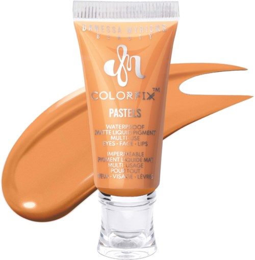 Ett peachfärgat rör av Danessa Myricks Beauty ColorFix Pastels sminkprodukt för ansikte och läppar, med en provbit av samma färg.