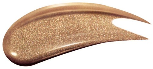 Een staal van glinsterende gouden make-up of cosmeticaproduct, uitgespreid in een gebogen vorm.