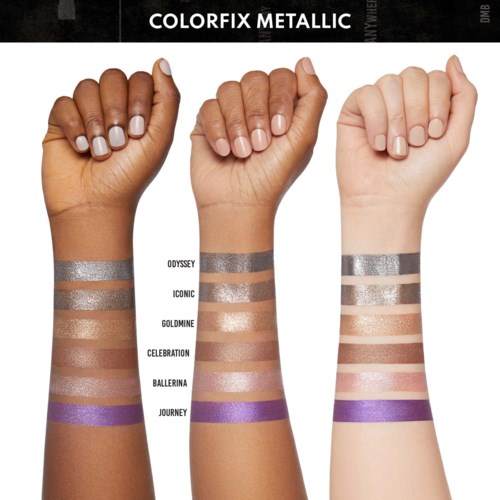 Drie armen met verschillende huidtinten tonen metallic oogschaduwkleuren van licht tot donker.