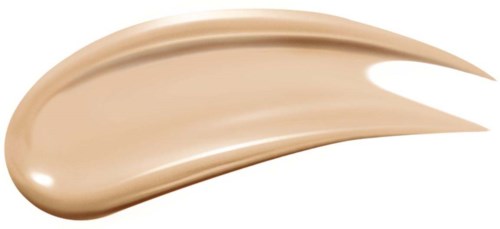 Een beige kleurig cosmeticaproduct is uitgespreid in een gebogen, kwaststreekvorm. Het ziet er glad en glanzend uit.