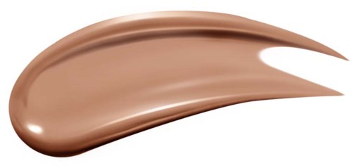 Een streek lichtbruine make-up of foundation met een gladde, glanzende textuur op een zwarte achtergrond.