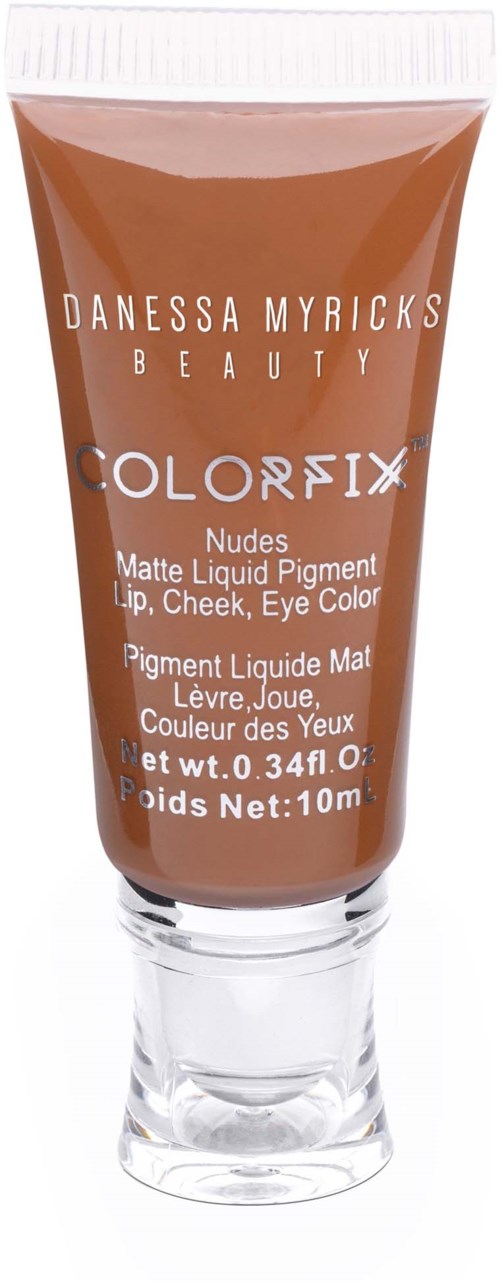 Een tube vloeibare make-up voor lippen, wangen en ogen in een nude matte tint met tekst op de verpakking.