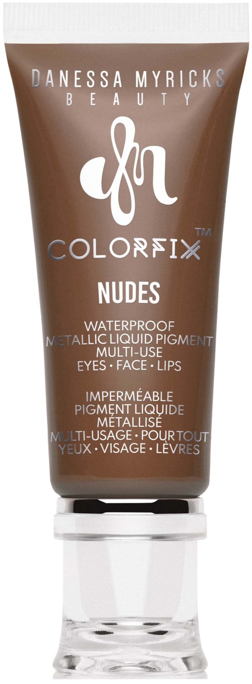 Een brune tube met witte en zilveren tekst, promoot waterdichte vloeibare pigmenten voor ogen, gezicht en lippen in een make-upproduct.