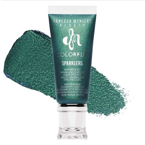 Groene tube van Danessa Myricks Beauty Colorfix Sparkler, met een groene spet achter, genaamd Sparklers voor ogen, gezicht en lippen.