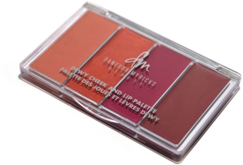 Een make-up palette met drie tinten roze en koraal, in een doorzichtige plastic case.