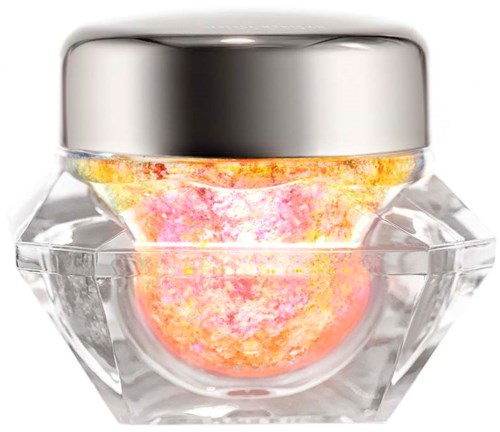 Een kleine pot met een glanzende zilveren deksel bevat gloeiende, gekleurde kristallen of glitter. De pot is duidelijk en decoratief.