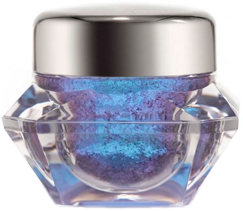 Een kleine glazen container met een glanzende zilveren deksel, gevuld met blauw, glanzend poeder of stof.
