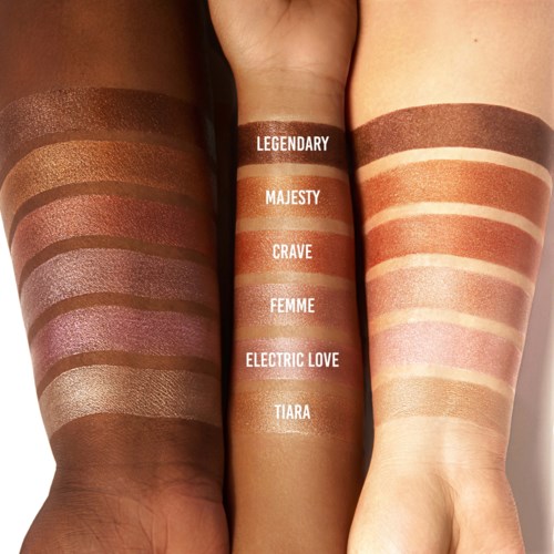 Onderarm met verschillende lipstiftkleuren gemarkeerd als Legendary, Majesty, Crave, Femme, Electric Love, Tiara.