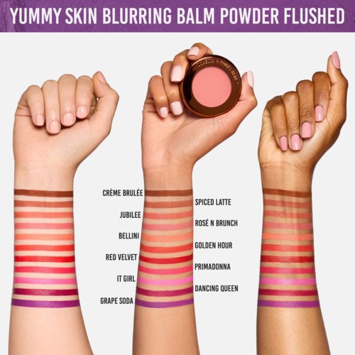 Drei Hände mit unterschiedlichen Hauttönen zeigen Lippenstift-Proben, von hell bis dunkel. Ein pinker Rouge wird ebenfalls gezeigt.