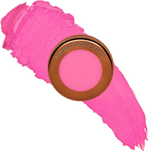 Roze blush met een bruin zijspiegel en gegraveerde tekst, 'Manessa Myrick's Beauty.'