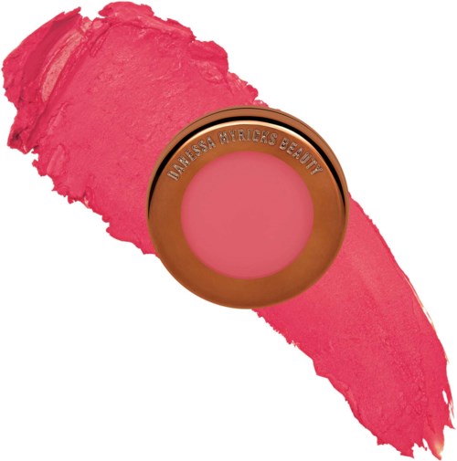 Ein runder Make-up-Behälter mit rosa Etikett, umgeben von pinken und roten Makeup-Spuren.