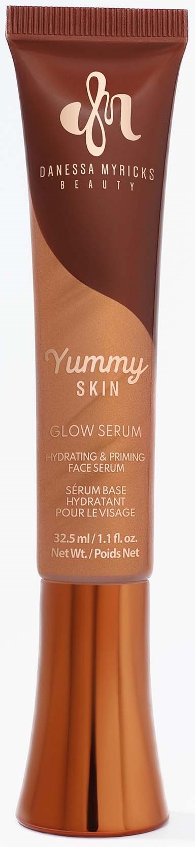 En tube med hudpleieserum merket 'Yummy Skin' av Danessa Myricks. Det er en glødende serum for ansiktet.